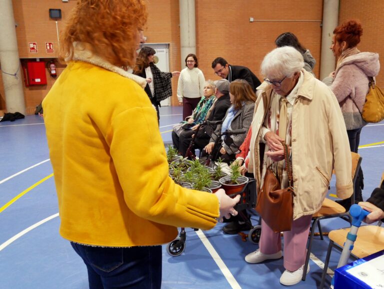 Estudiantes de Las Rozas alegran a los ancianos con una iniciativa navideña