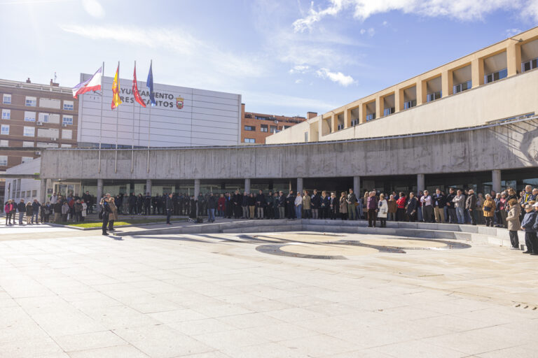 Concentración silenciosa en Tres Cantos en memoria de los guardias civiles fallecidos en Barbate durante un acto de servicio