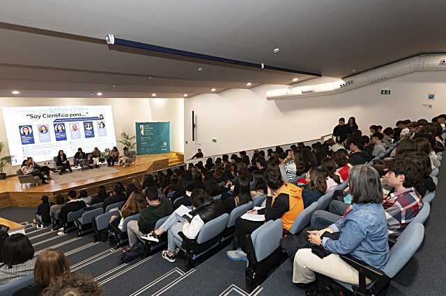 Charla-coloquio en Las Rozas resalta el papel de las mujeres en la ciencia y tecnología