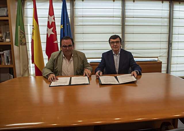 Firma de convenio para el proyecto Mujeres digitales en Boadilla del Monte