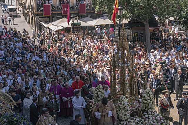 Miles de personas han abarrotado Toledo para ver la procesión del Corpus