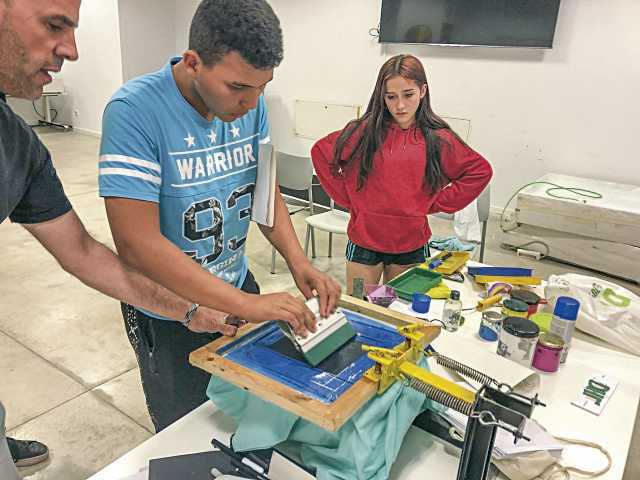 Adolescentes de programa Akuario se acercan al arte a través de talleres creativos