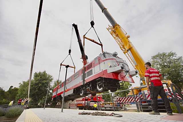 Inauguración de locomotora histórica en Las Rozas gracias a colaboración entre Ayuntamiento y AFEMAT