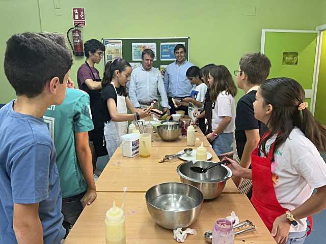 Chavales disfrutan de talleres innovadores en la Casa de la Juventud de Tres Cantos durante el verano