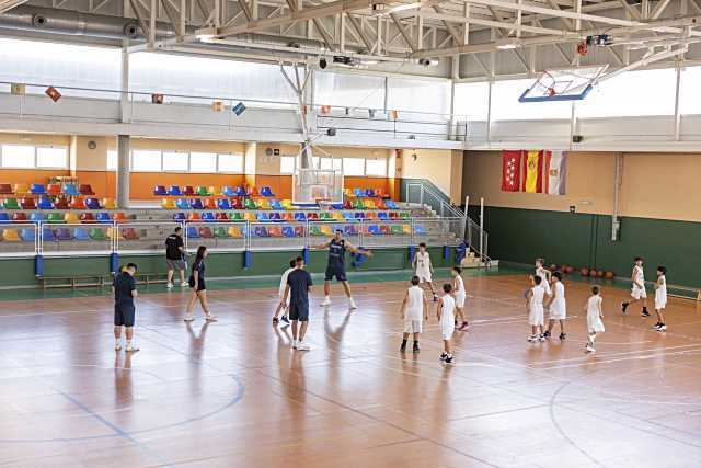 Felipe Reyes comparte su experiencia en el Campus de Verano con estudiantes de Tres Cantos