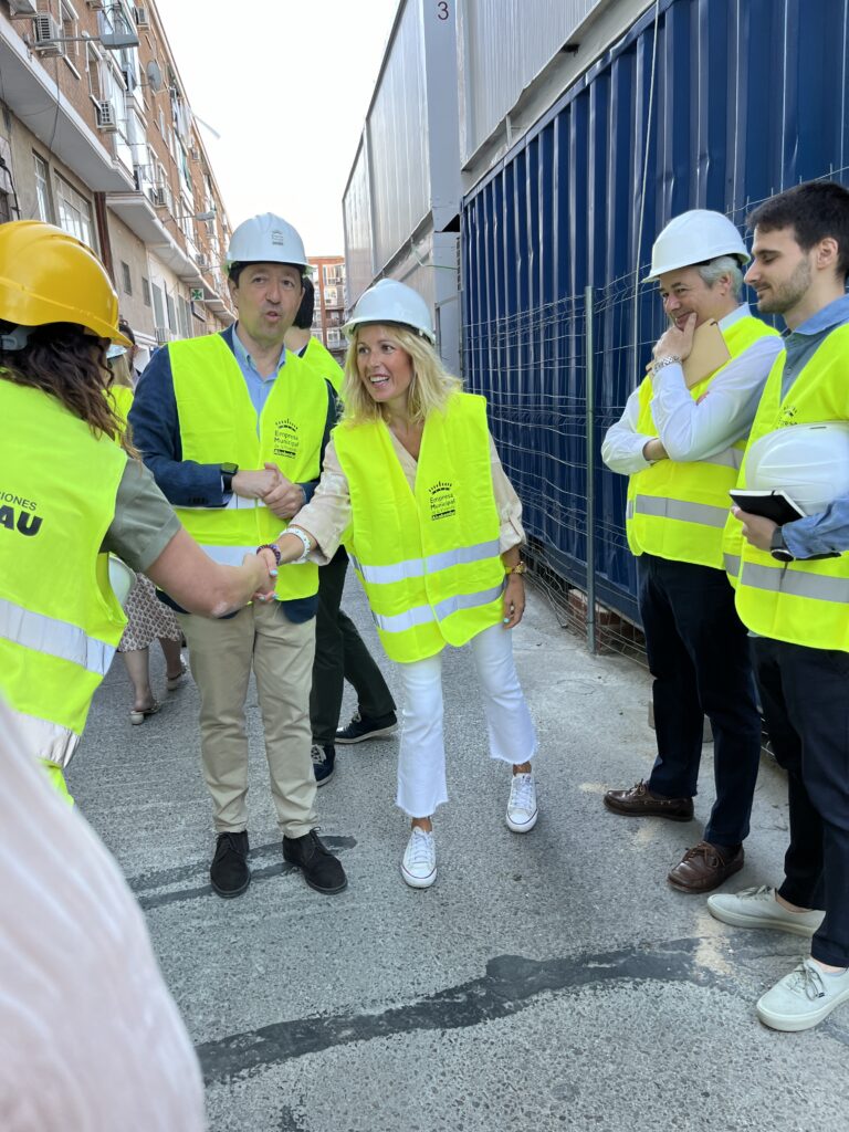 La alcaldesa de Alcobendas visita las obras de las viviendas que se están construyendo en Avenida de España