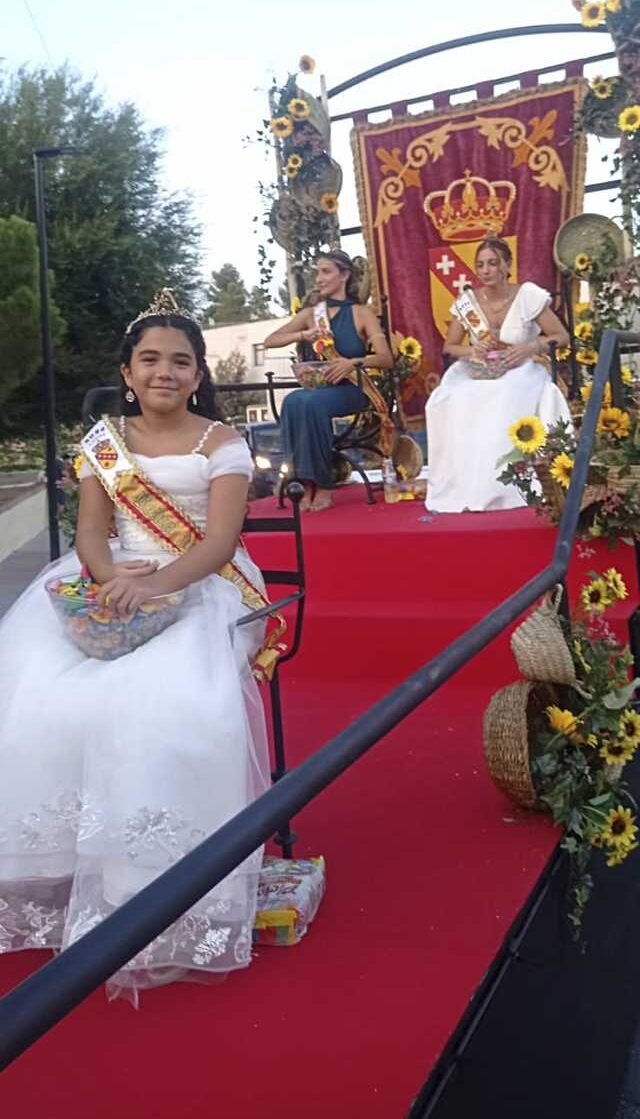 Fotos de la cabalgata de carrozas de las fiestas de Cobisa