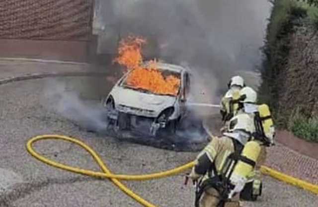 Los bomberos sofocan el incendio de un vehículo en el Polígono