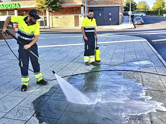 El Ayuntamiento de Majadahonda inicia un plan innovador de limpieza urbana con agua a presión y detergente