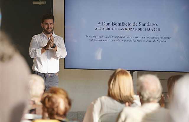 Emotivo acto de reconocimiento a la trayectoria política de Bonifacio de Santiago en Las Rozas