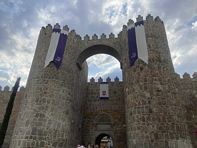 Comienza la decoración para el mercado medieval de Ávila con más de 6.000 elementos