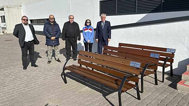 Illescas dona tres bancos para el patio del Colegio Virgen de la Caridad