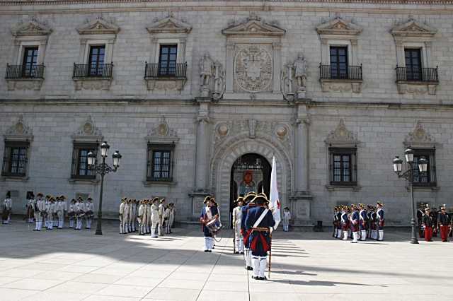 El Alcázar de Toledo celebra el relevo de la guardia y el izado de bandera el sábado