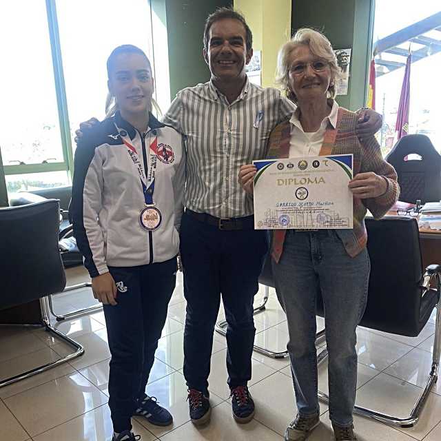 El alcalde de Ugena ha recibido a Martina Garrido, bronce en el Mundial de Artes Marciales Mixtas