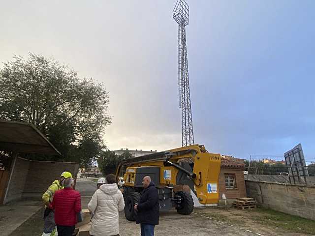 Inician labores de modernización de la iluminación en el estadio Adolfo Suárez de Ávila