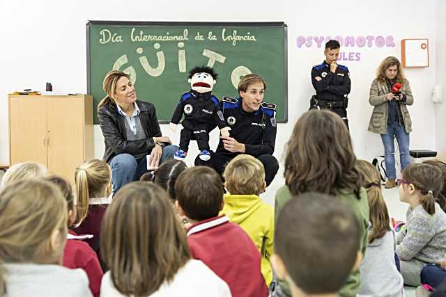 La Policía Municipal de Pozuelo de Alarcón presenta a Güito, un nuevo títere para la educación de los niños