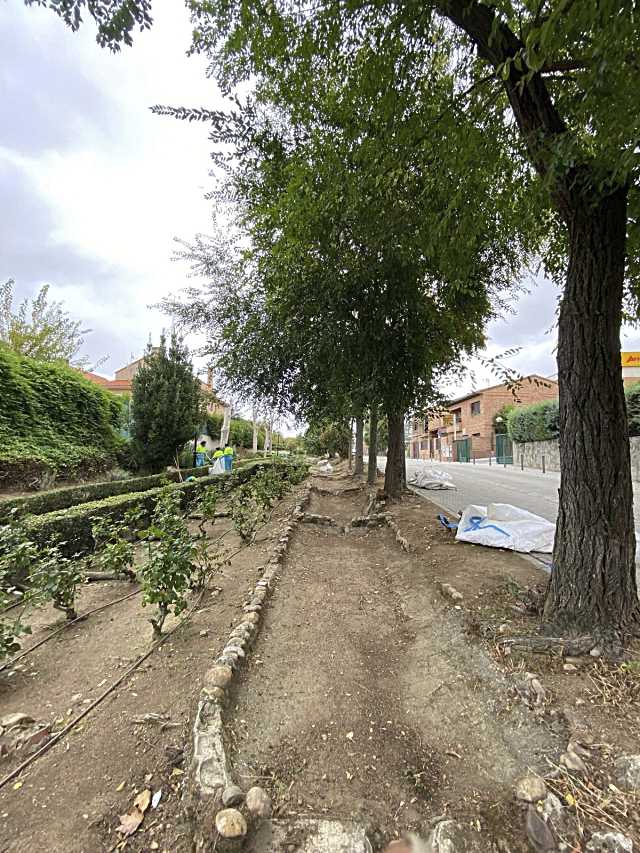 Trabajadores municipales limpian en el parque del Arroyo del Caño en Moraleja de Enmedio