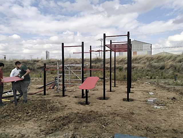 Torrejón de la Calzada está instalando nuevos elementos de juegos