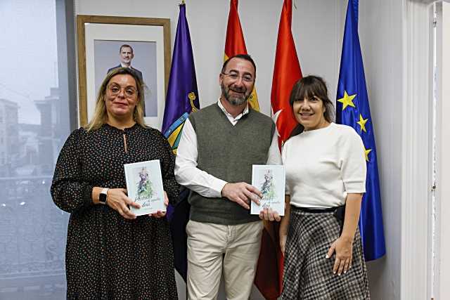 La escritora María Criado presenta su novela ‘Postales de Aquellos Días’ en el Ayuntamiento de Colmenar