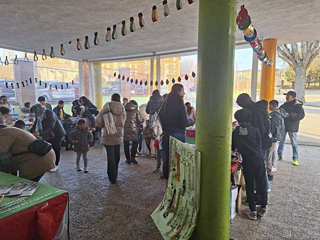 Éxito del mercadillo alemán ‘Weihnachtsmarkt’ en el CEIP Arturo Duperier de Ávila