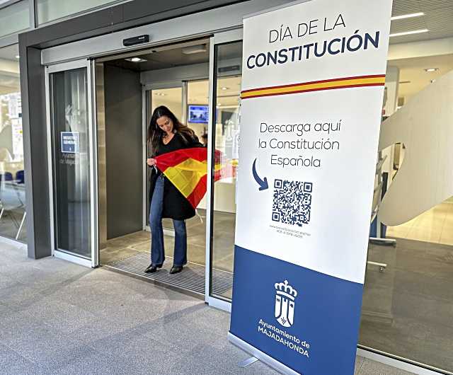 El Ayuntamiento de Majadahonda reparte 1.000 banderas de España por el Día de la Constitución