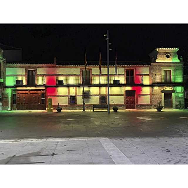 El Ayuntamiento de Burguillos instala nuevas luces en su fachada