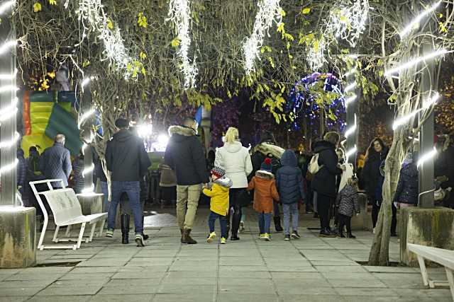 Tres Cantos da la bienvenida a la Navidad con un espectáculo aéreo