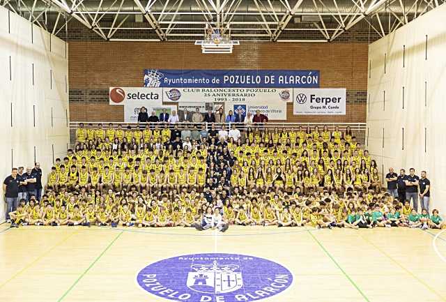 El Club de Baloncesto Pozuelo celebra su fotografía anual en el polideportivo El Torreón