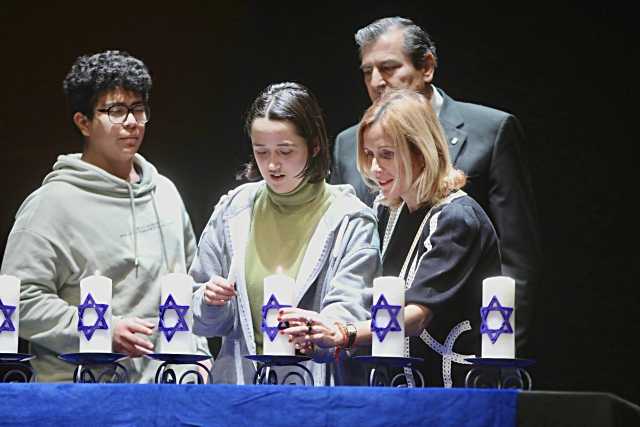 Homenaje a las víctimas del Holocausto en Alcobendas con participación de más de 500 estudiantes