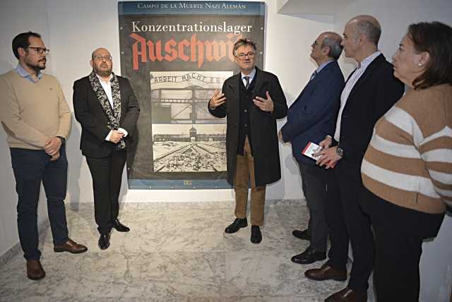 El Centro Cultural San Clemente acoge una exposición fotográfica sobre Auschwitz