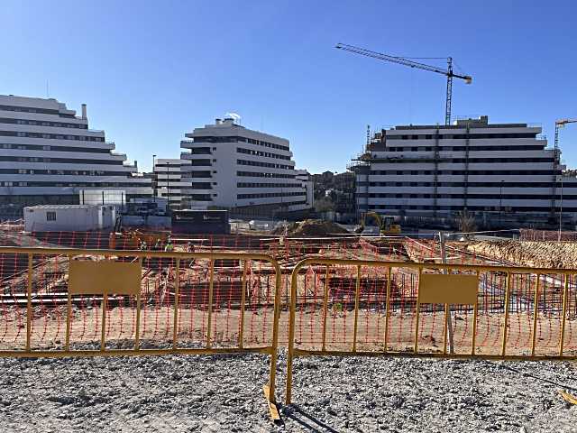 Primera piedra de la tercera biblioteca de Tres Cantos, en el Paraninfo