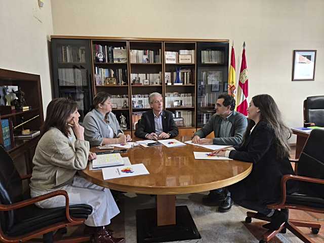 José Francisco Hernández Herrero se reúne con la presidenta de AFÁvila para tratar sobre el Alzheimer