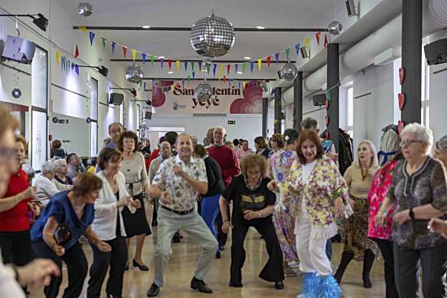 Los ancianos de Pozuelo celebran un San Valentín al ritmo de los 60 y 70