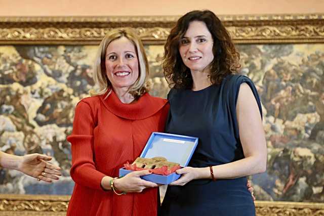 Isabel Díaz Ayuso entrega el ‘Premio Madrid Open Cities Awards’ al Ayuntamiento de Alcobendas