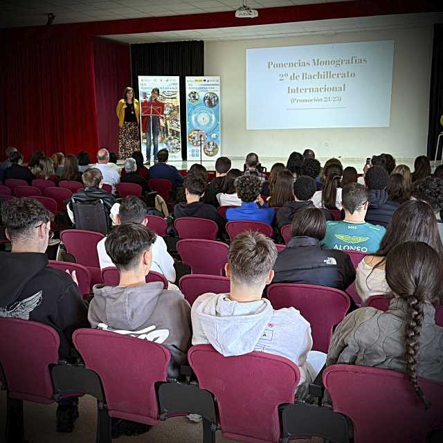 Estudiantes del IES Jorge Santayana presentan sus monografías por primera vez en el auditorio