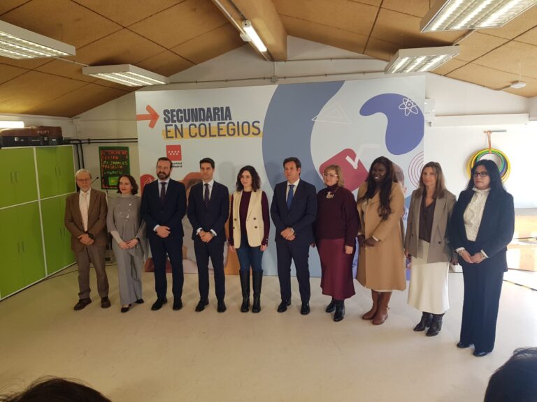 Ayuso visita el CEIP Los Jarales, que el próximo curso impartirá 1º y 2º de la ESO