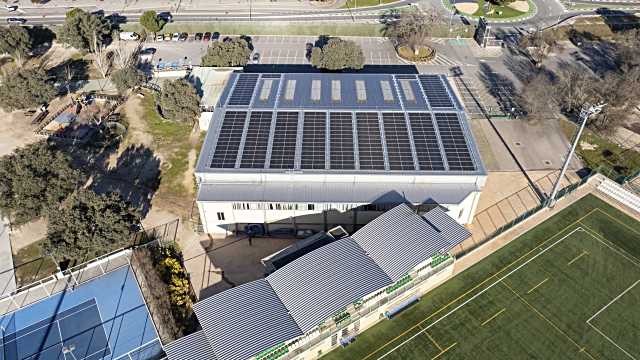 Se instalan paneles solares en el complejo deportivo Ángel Nieto y la piscina cubierta de Boadilla del Monte