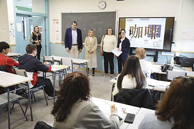 La alcaldesa de Alcobendas visitó la extensión de la Escuela Oficial de Idiomas