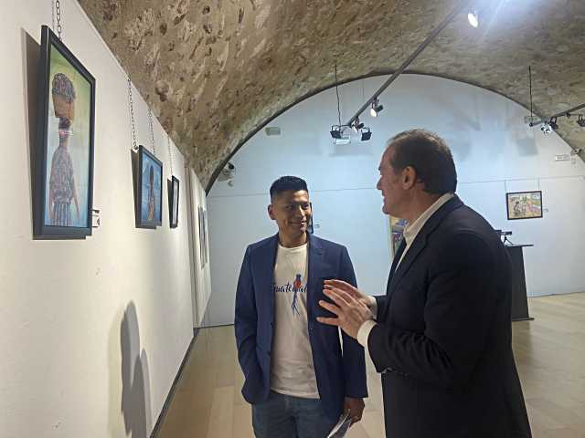 Bayron Choguix, artista y fotógrafo guatemalteco, expone imágenes y obras pictóricas en Ávila