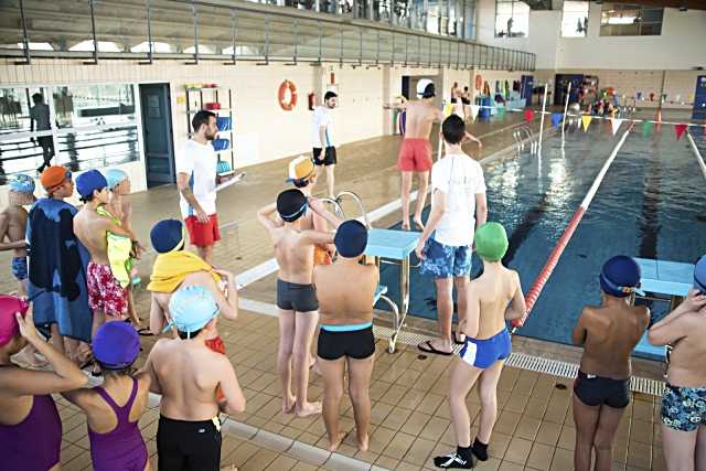 Comienzan los cursos de natación para estudiantes de 4º de Primaria en Colmenar Viejo