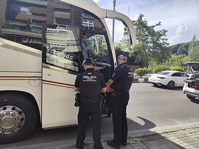 La Policía Local de Majadahonda inspecciona vehículos de transporte escolar en colaboración con la DGT