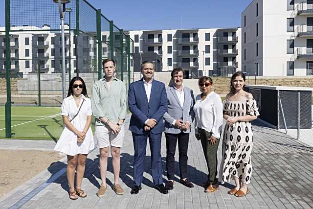 Entrega de las llaves de las tres primeras viviendas de la segunda promoción del Plan Vive en Tres Cantos
