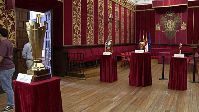 Velázquez ha inaugurado una exposición con tres grandes trofeos deportivos