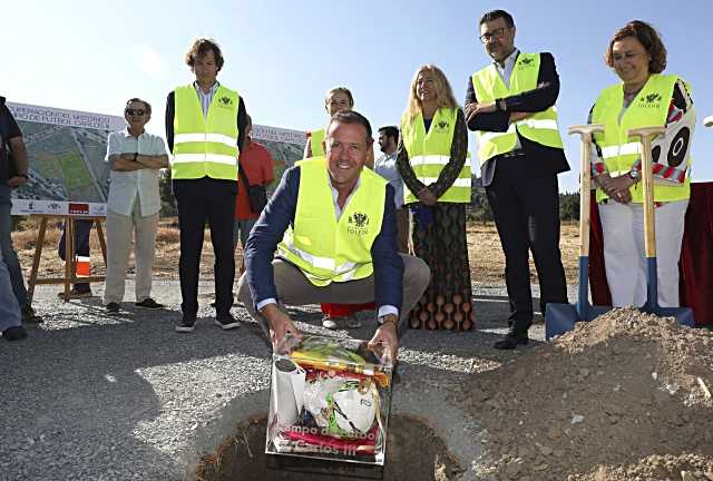 Se coloca la primera piedra del campo de fútbol Carlos III