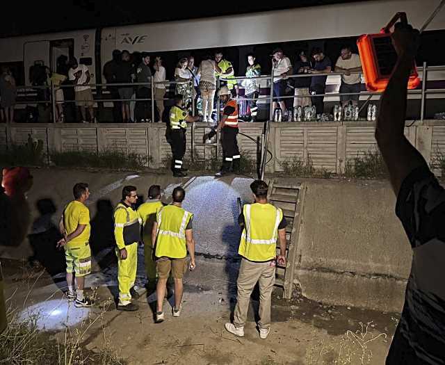 Personal del Ayuntamiento de Pantoja se volcó en ayudar a los pasajeros del AVE parados por una avería