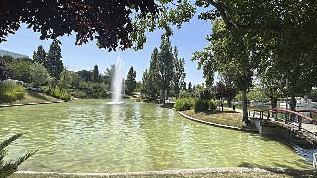Tres Cantos realiza intervenciones de limpieza en la laguna del Parque Central y el estanque del sector Islas