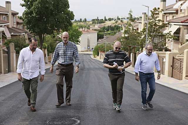 Carlos Blázquez visita las obras de renovación en el Barrio de Moncayo