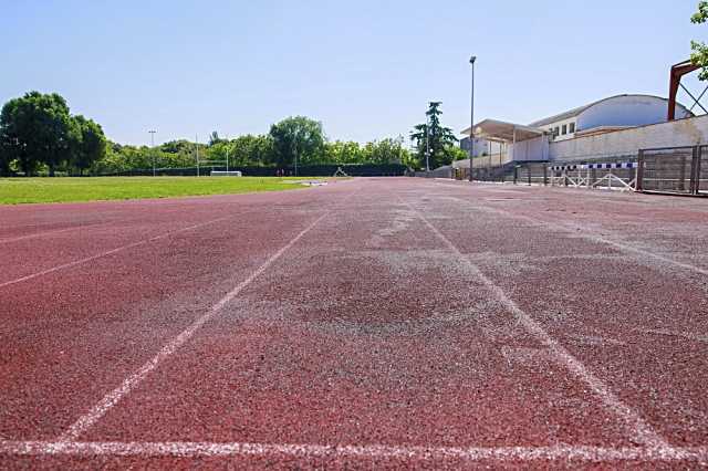 Acceso a la pista del CDM Juan Antonio Samaranch durante las obras en Martín Colmenarejo