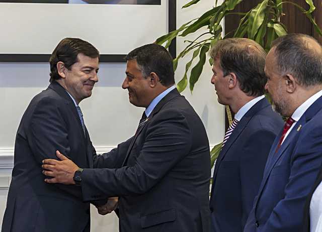 Fernández Mañueco se reúne con líderes provinciales para mejorar la gestión de incendios en Castilla y León