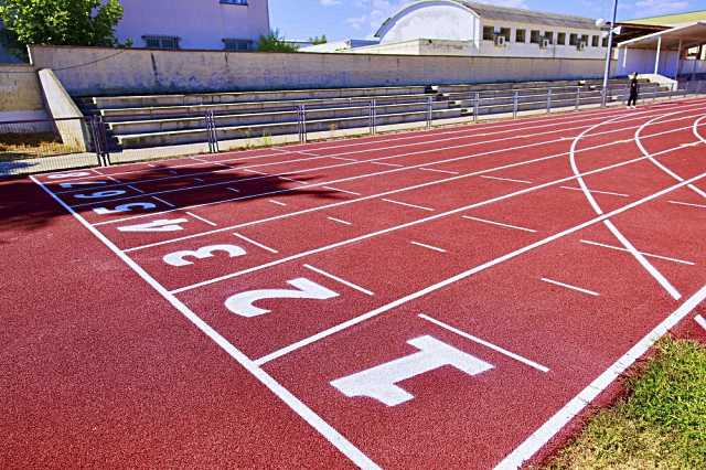 Concluyen las obras de rehabilitación en la pista de atletismo y la cancha de baloncesto de Colmenar Viejo